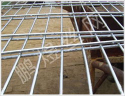 焊接網(wǎng)片高清圖片展示與安平縣鵬煜金屬絲網(wǎng)制品廠的專業(yè)制造